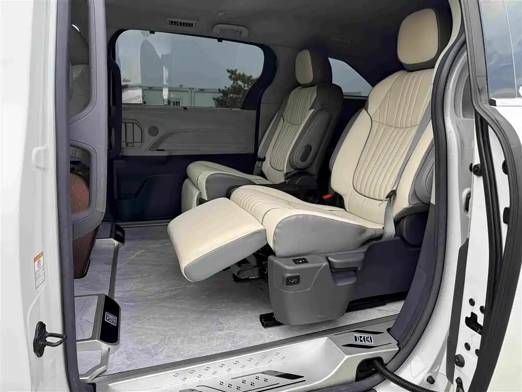 Toyota Sienna — миниатюра 17