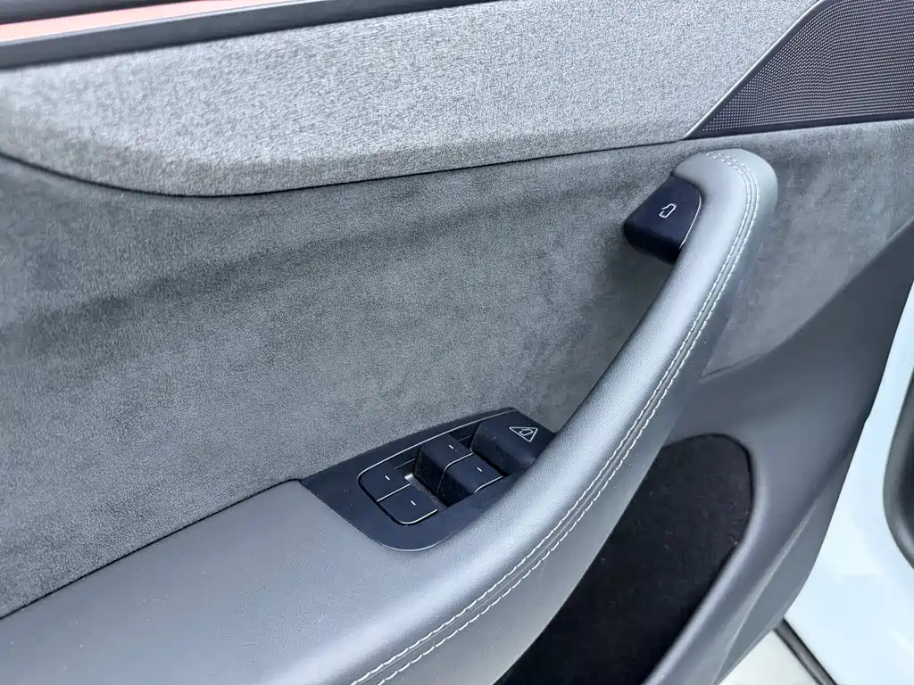 Tesla Model Y L — миниатюра 10