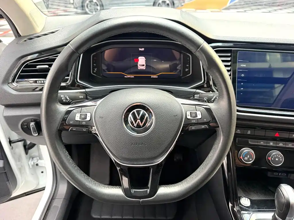 Volkswagen T-Roc — миниатюра 8