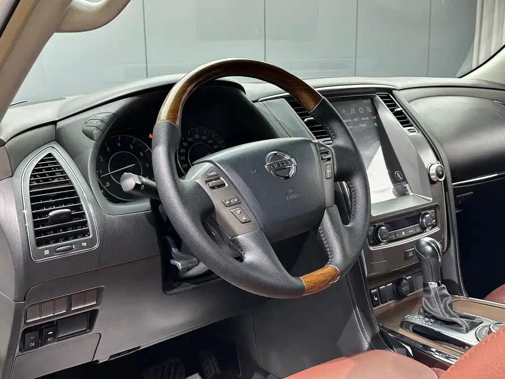 Nissan Patrol — миниатюра 10