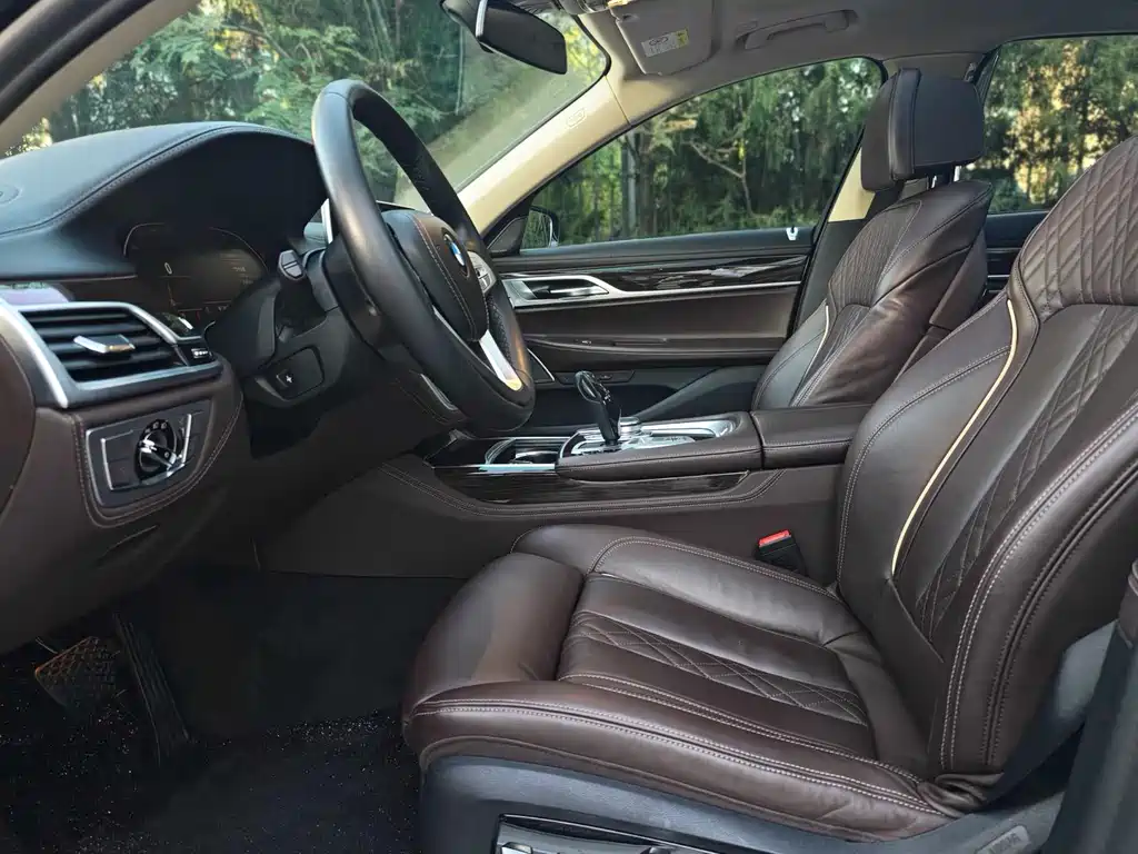 BMW 7 Series — миниатюра 10