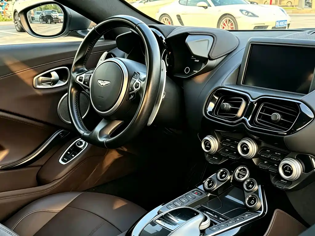 Aston Martin V8 Vantage — миниатюра 7