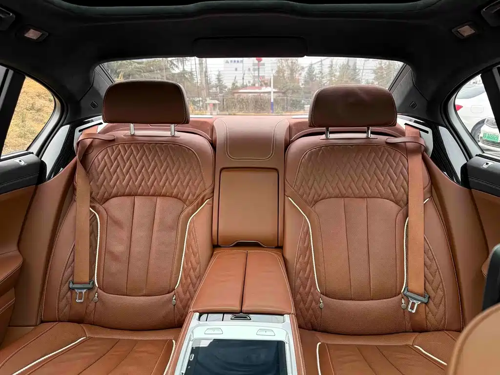 BMW 7 Series — миниатюра 23