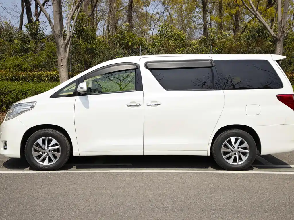 Toyota Alphard — миниатюра 7