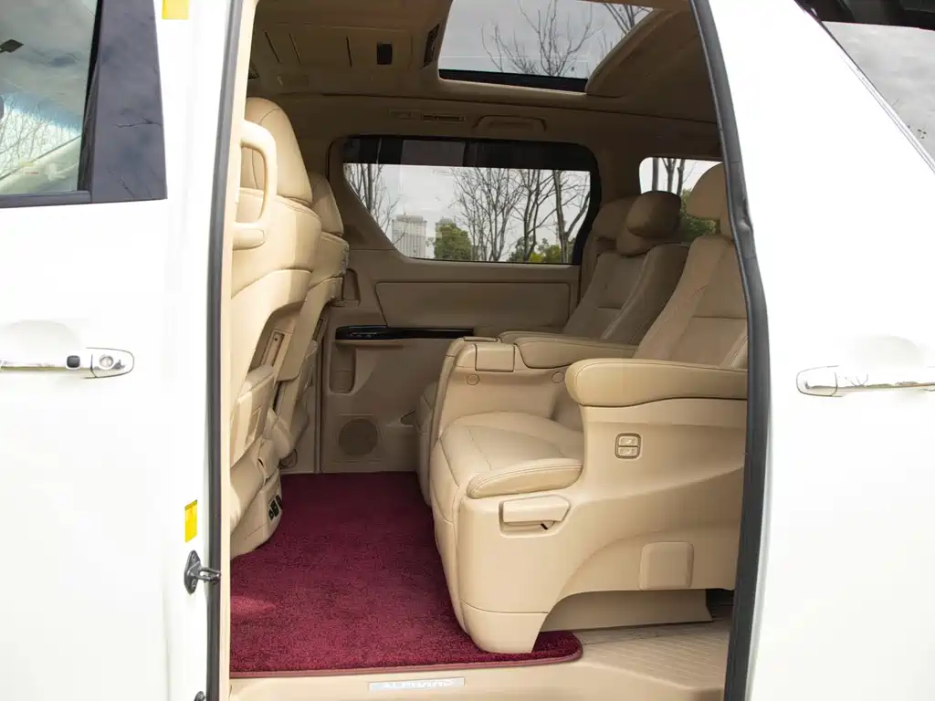 Toyota Alphard — миниатюра 12