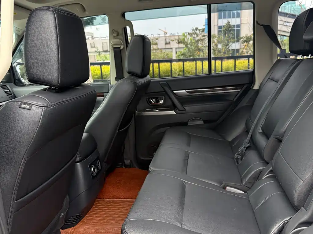 Mitsubishi Pajero (Import) — миниатюра 6