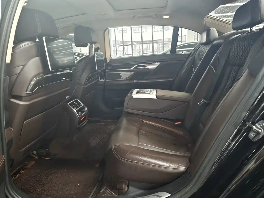 BMW 7 Series — миниатюра 8