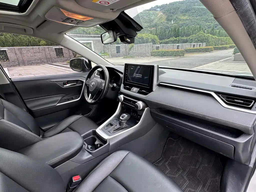 Toyota RAV4 — миниатюра 12