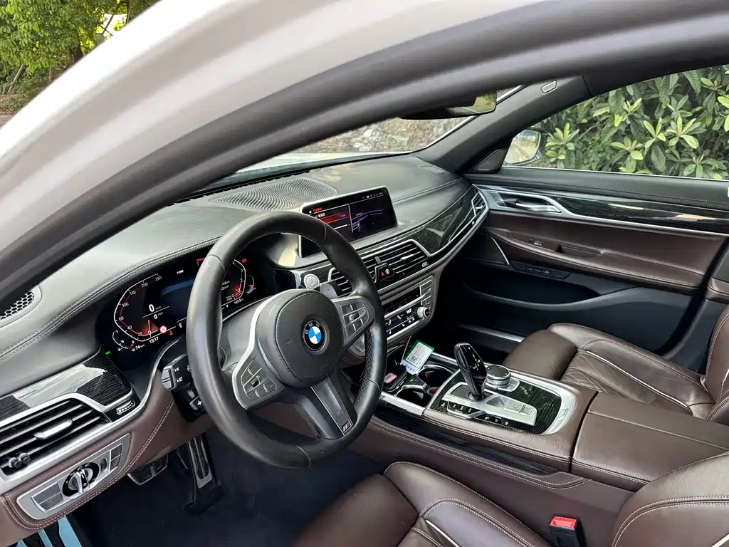 BMW 7 Series — миниатюра 10