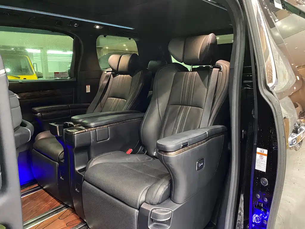 Toyota Vellfire — миниатюра 7