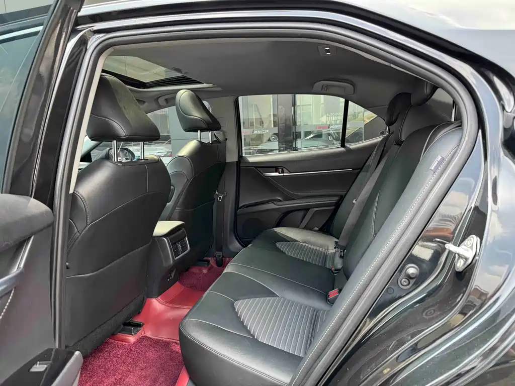 Toyota Camry — миниатюра 5