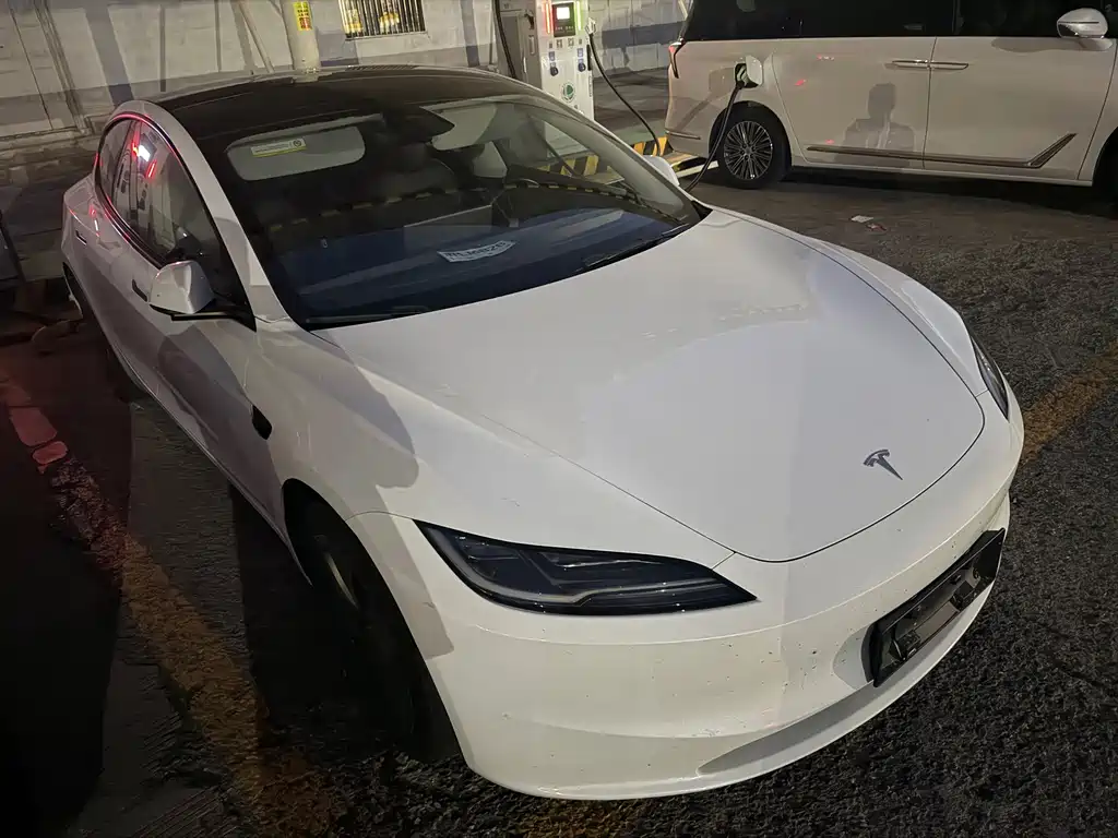 Tesla Model 3 — миниатюра 3