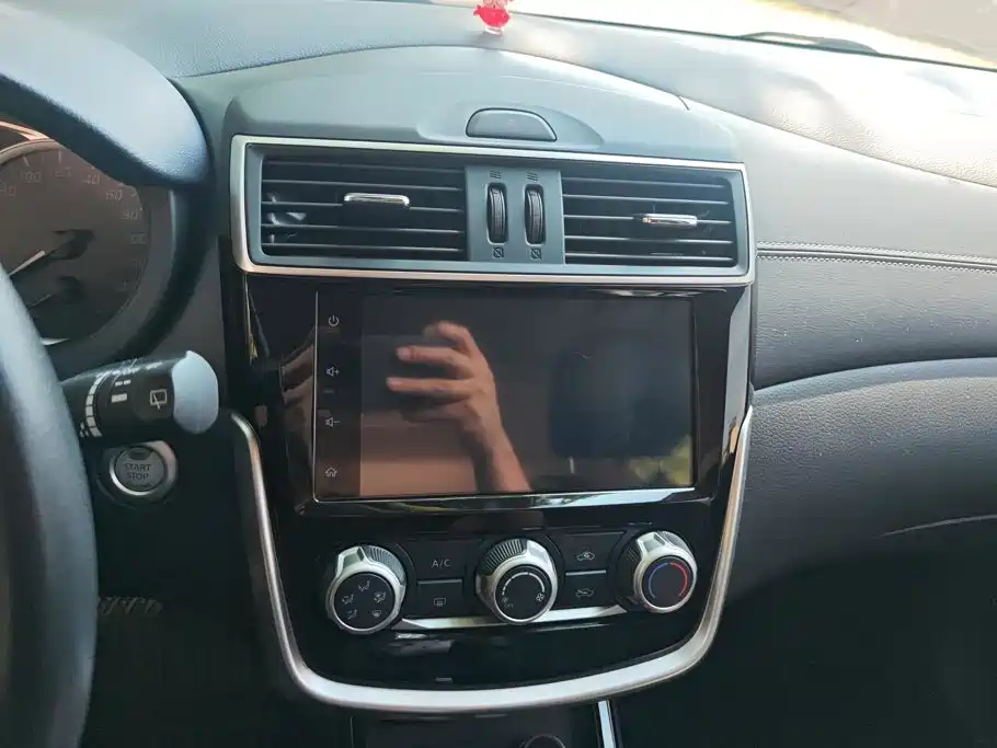 Nissan Tiida — миниатюра 13