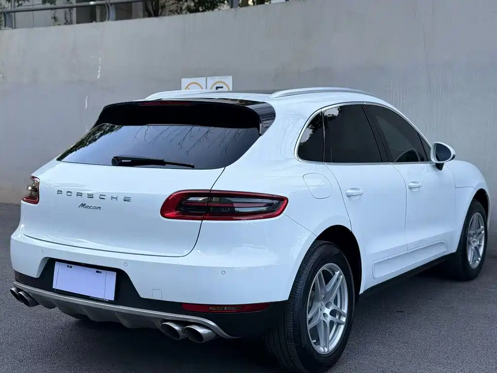 PORSCHE MACAN