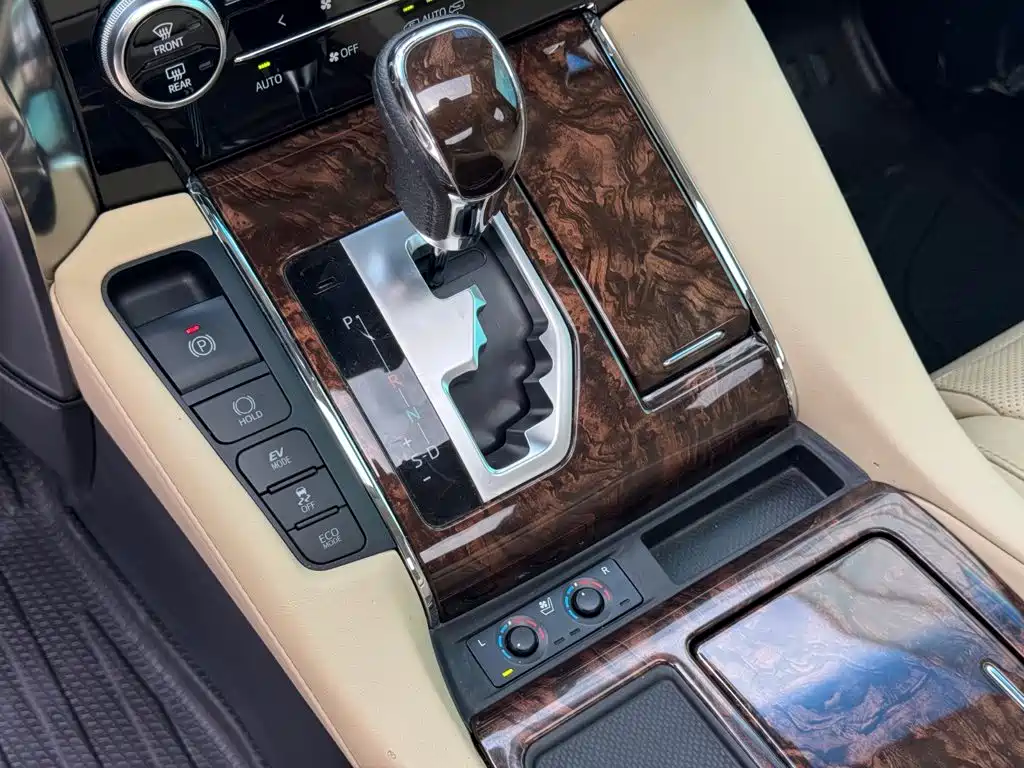 Toyota Alphard — миниатюра 7