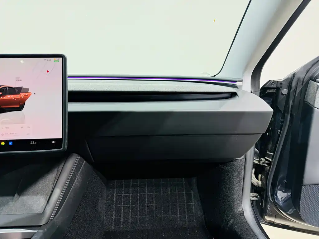 Tesla Model 3 — миниатюра 12