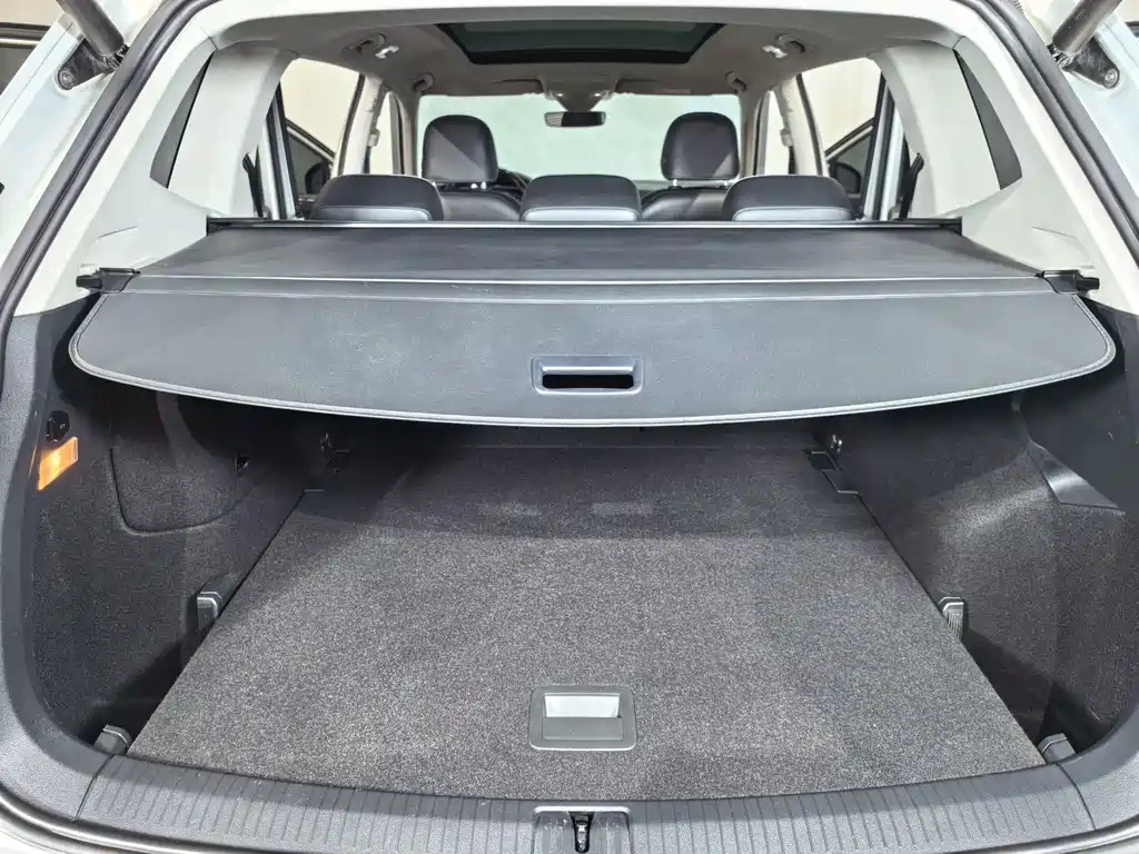 Volkswagen Tiguan L PHEV — миниатюра 10