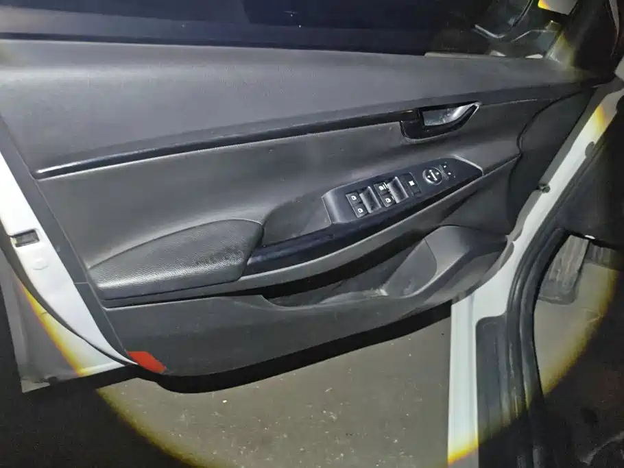 Hyundai Elantra — миниатюра 7