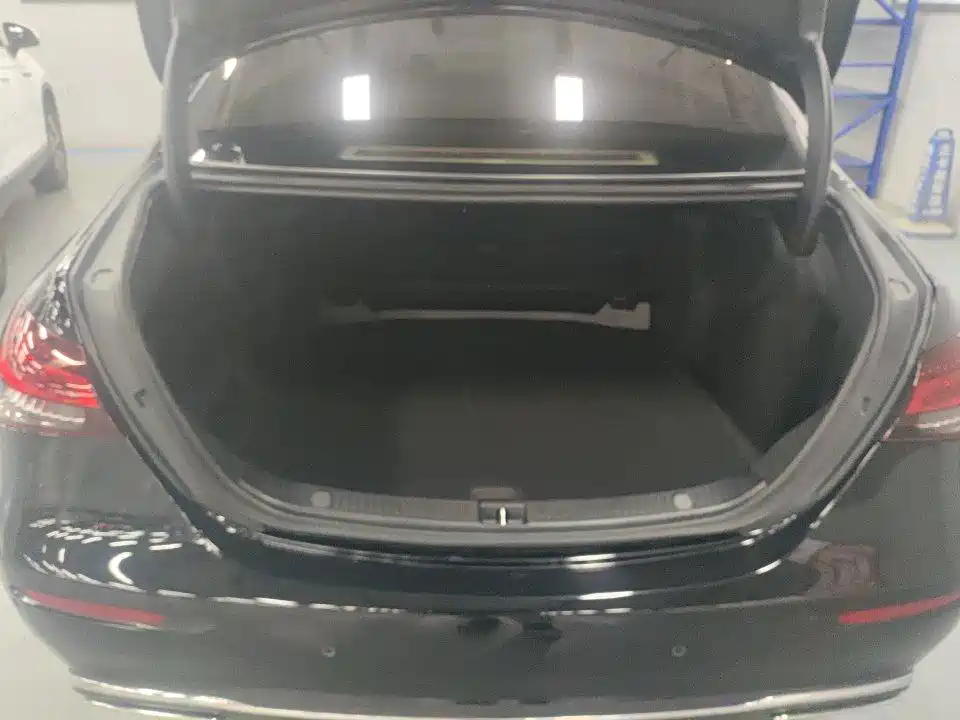 Mercedes-Benz E-Class — миниатюра 7