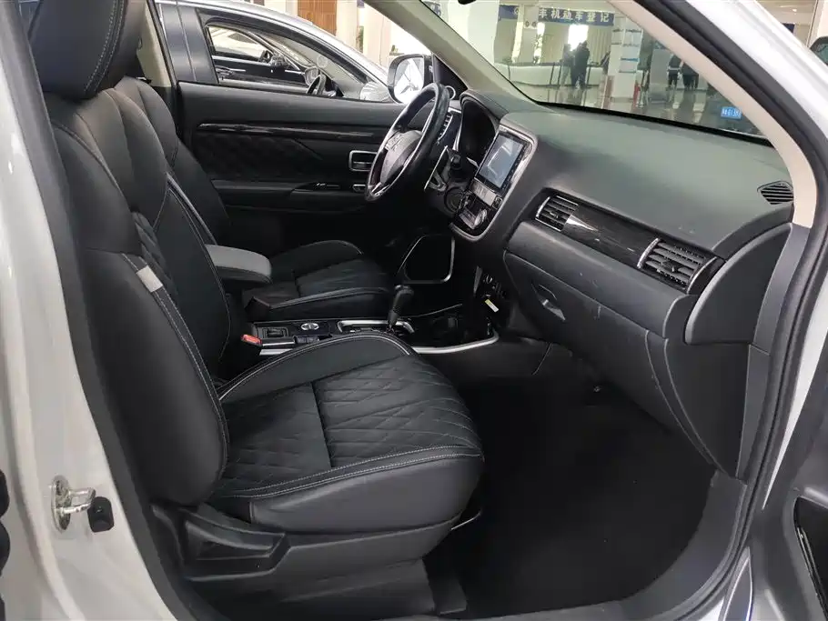 MITSUBISHI OUTLANDER