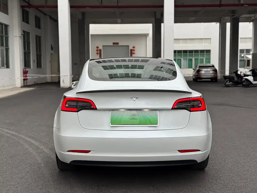 Tesla Model 3 — миниатюра 5