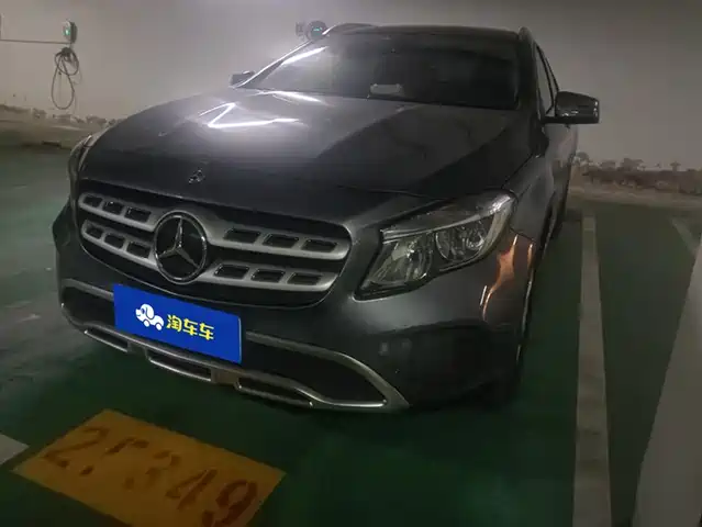 MERCEDES-BENZ GLA