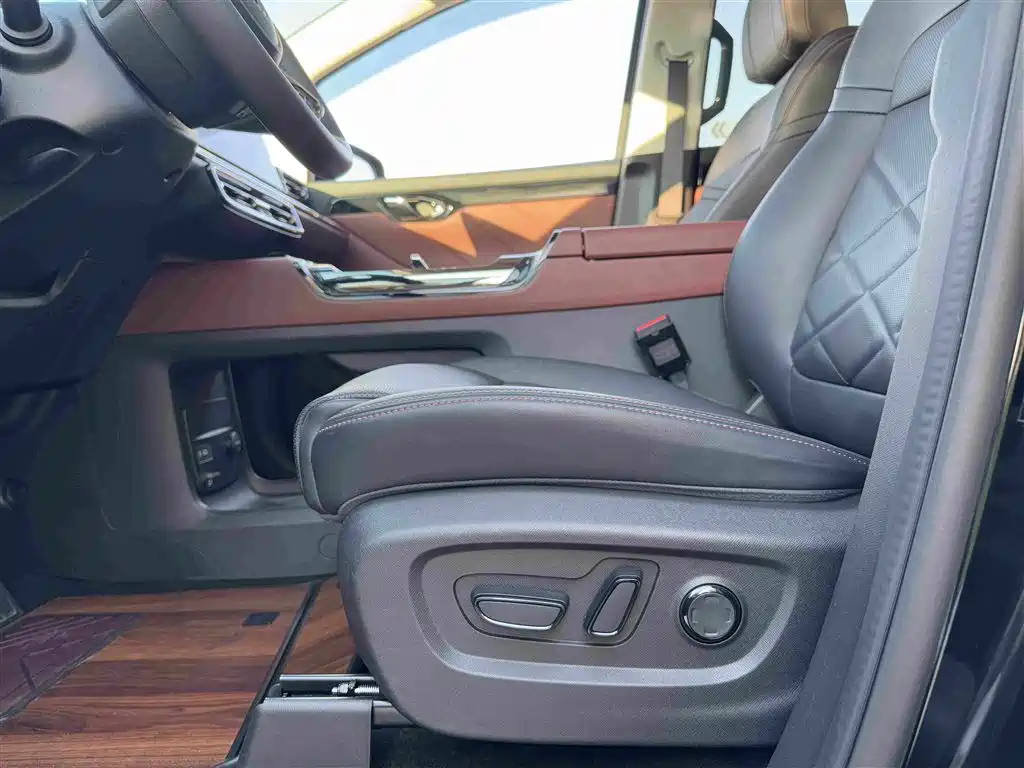 GAC Motor Trumpchi E8 PHEV — миниатюра 7