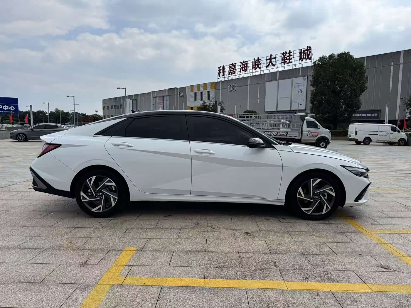 Hyundai Elantra 1.5 л 2024 г. Белый, пробег 20000 км
