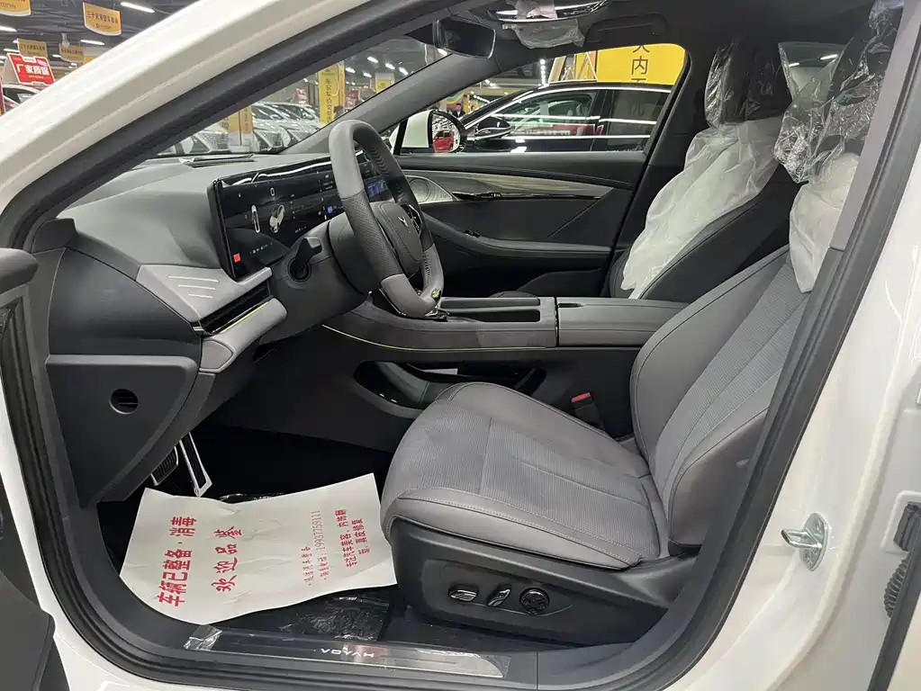 VOYAH LANTU CHASING LIGHT