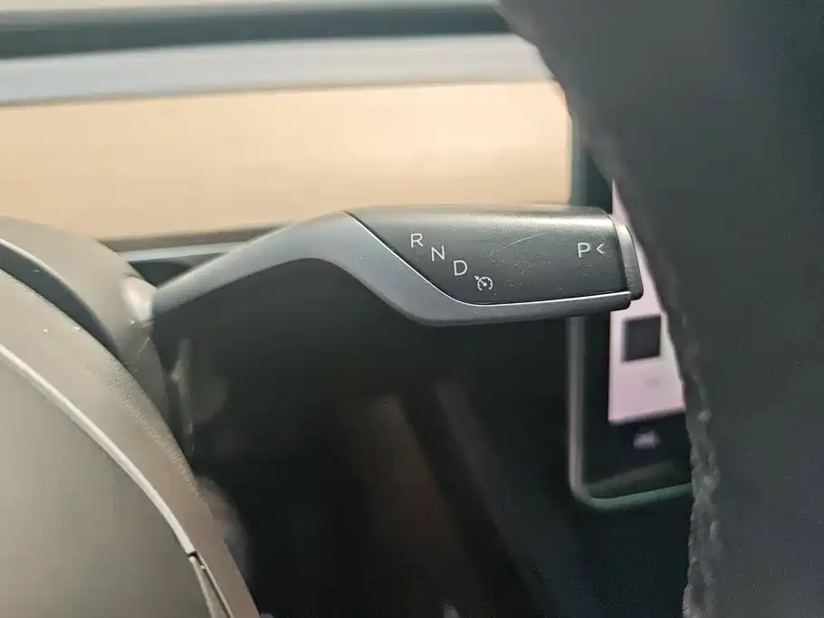 Tesla Model Y — миниатюра 16