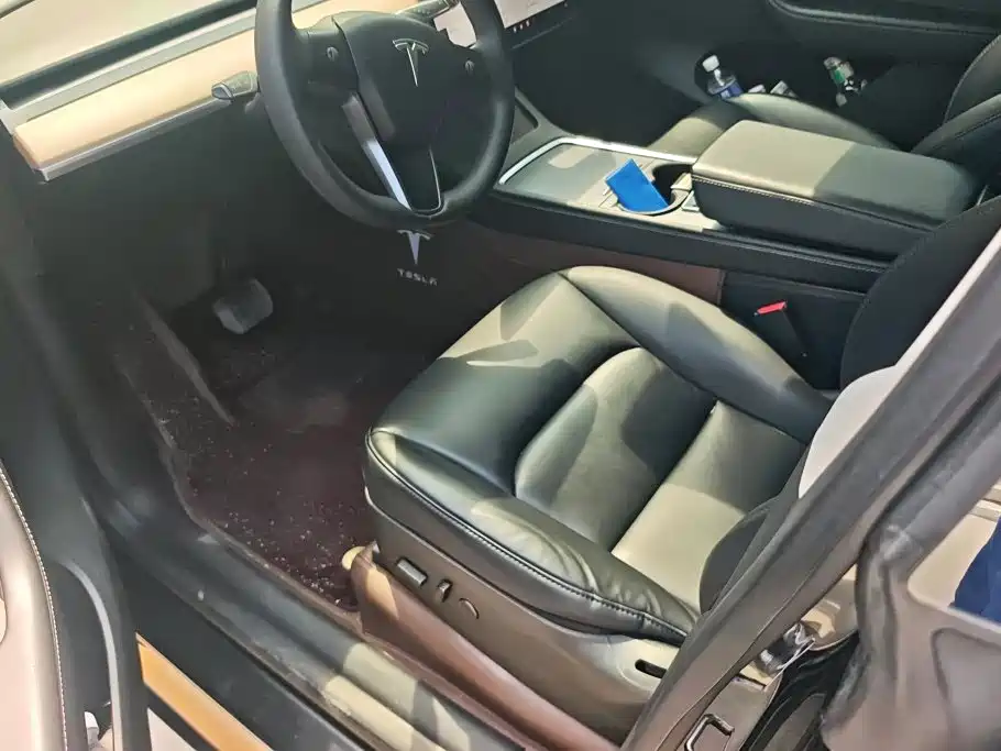 Tesla Model Y — миниатюра 9