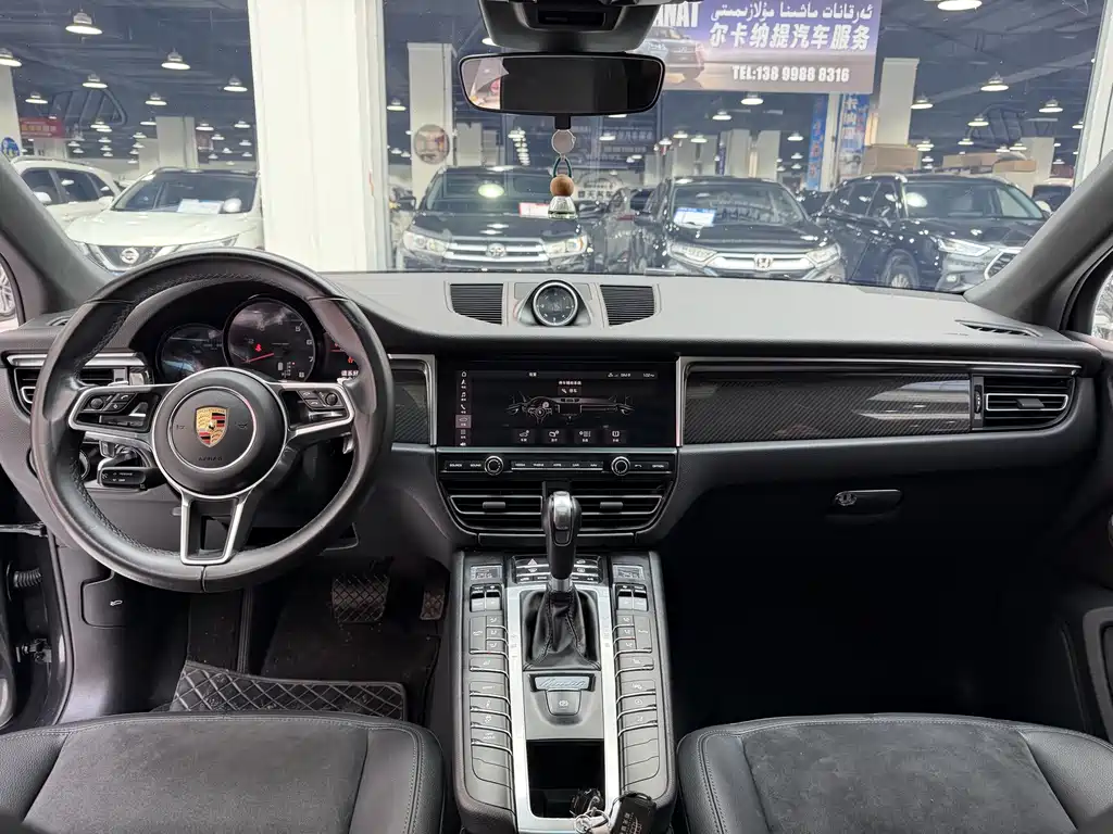 PORSCHE MACAN