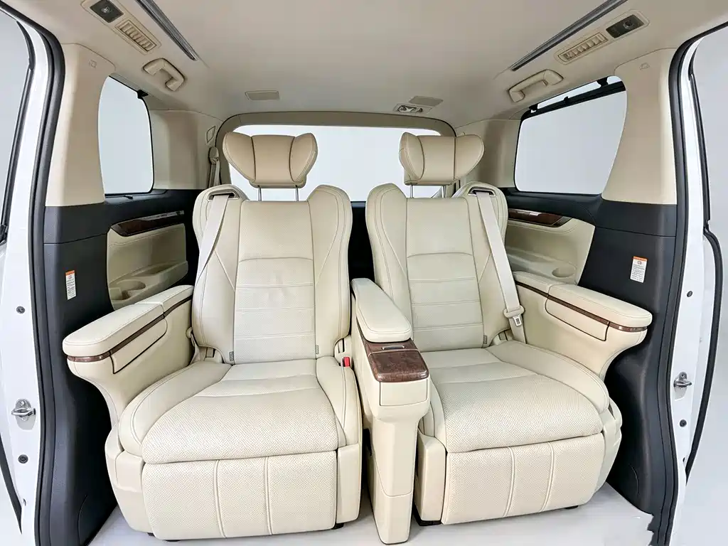 Toyota Alphard — миниатюра 16