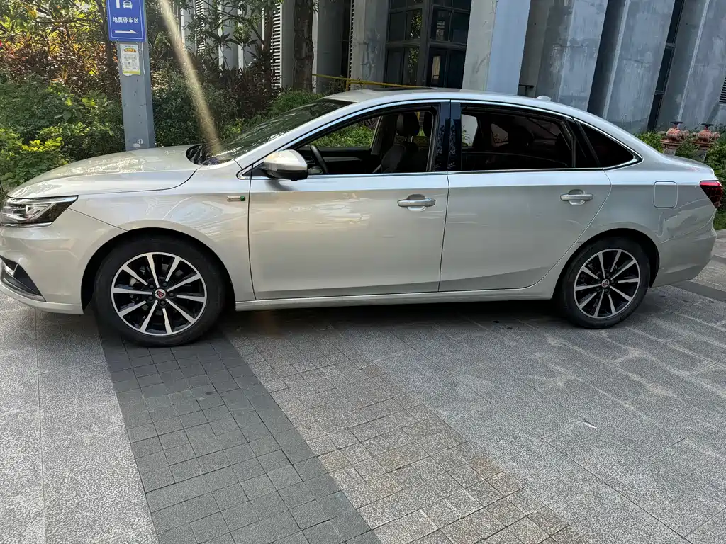 Roewe i6 New Energy — миниатюра 5