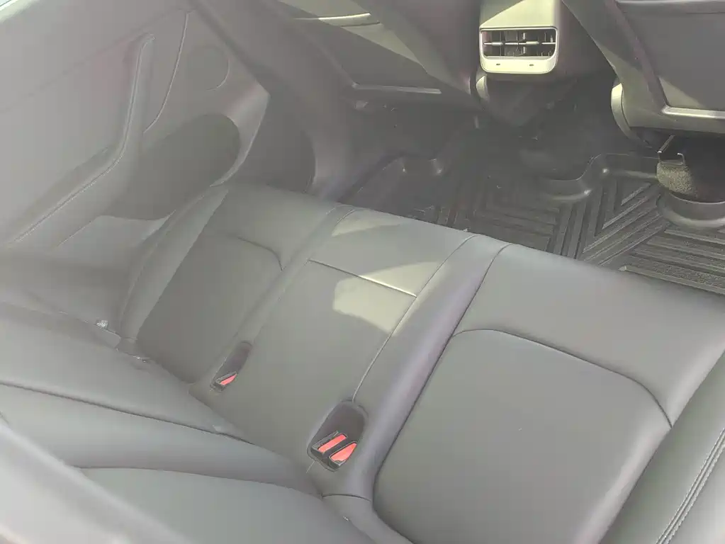 Tesla Model Y — миниатюра 7