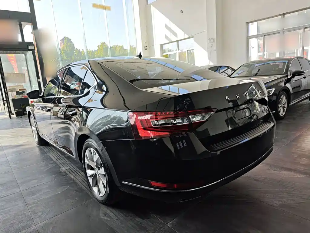 Skoda Superb — миниатюра 5