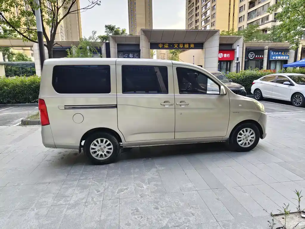 Wuling Rongguang V — миниатюра 5