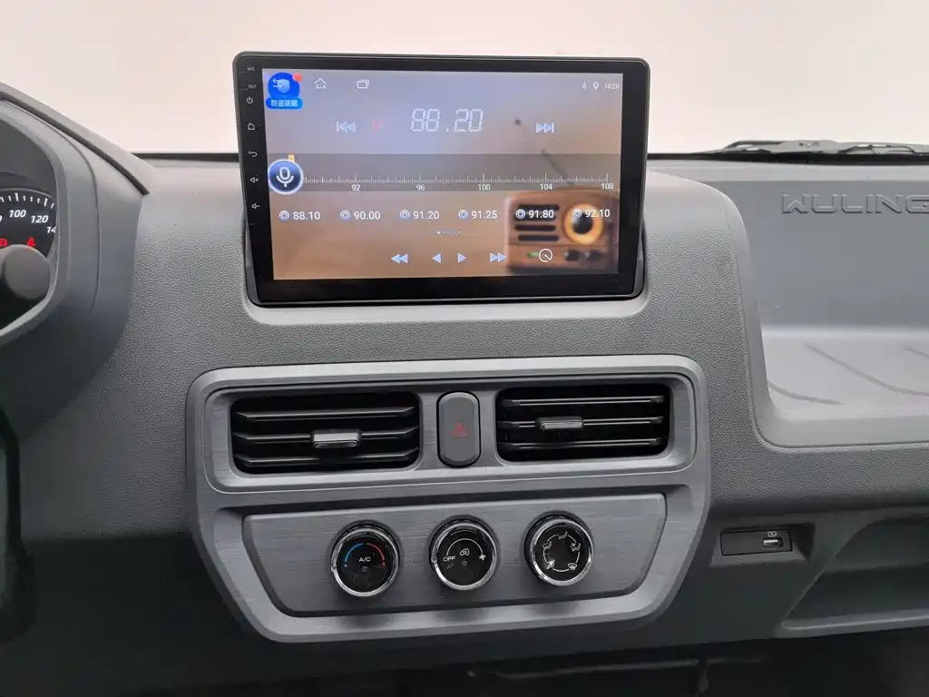 Wuling Yangguang — миниатюра 12