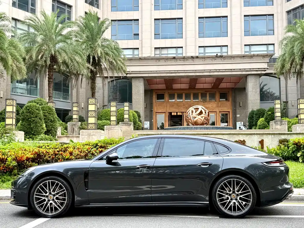 PORSCHE PANAMERA