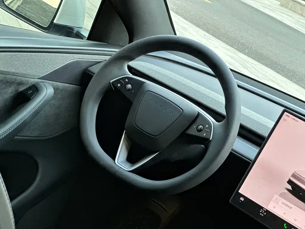Tesla Model Y L — миниатюра 15