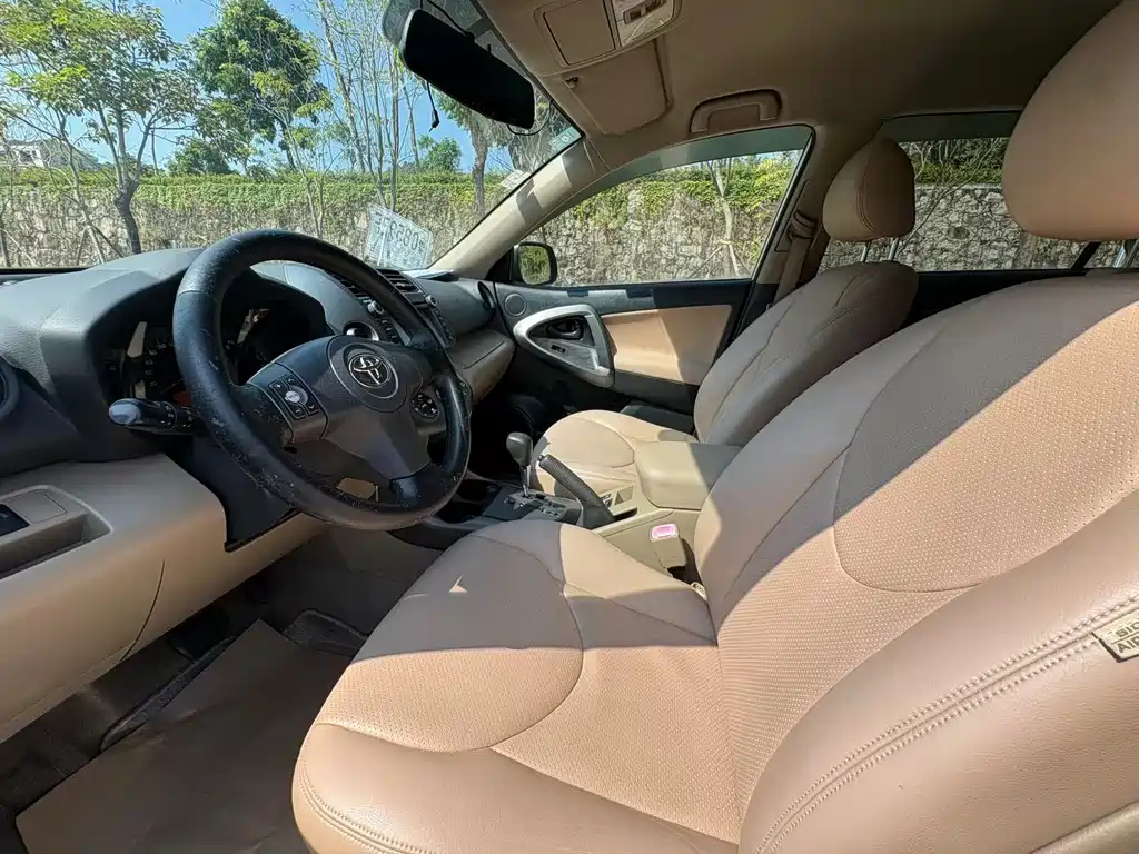Toyota RAV4 — миниатюра 4