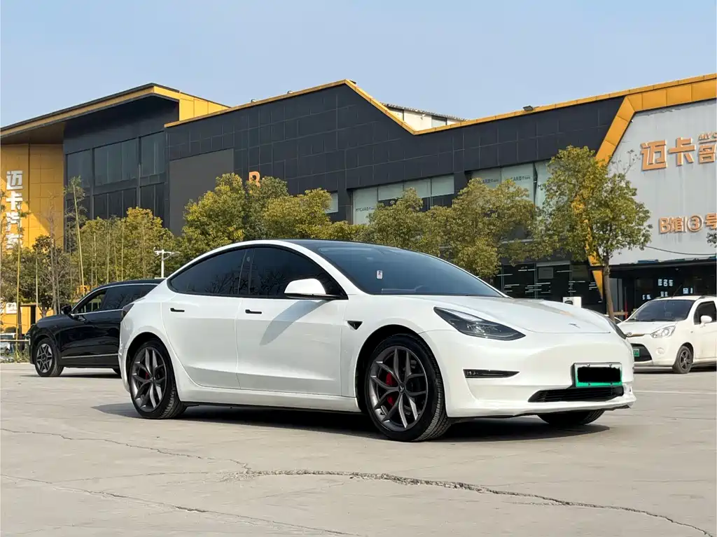 TESLA MODEL 3