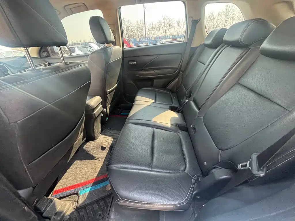 MITSUBISHI OUTLANDER