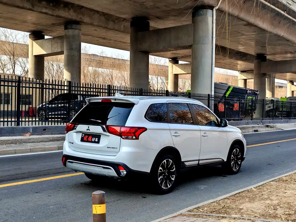 MITSUBISHI OUTLANDER
