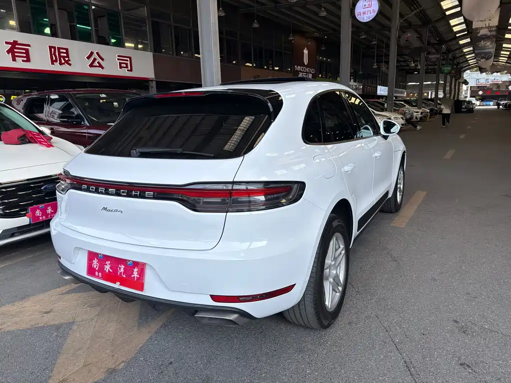 PORSCHE MACAN