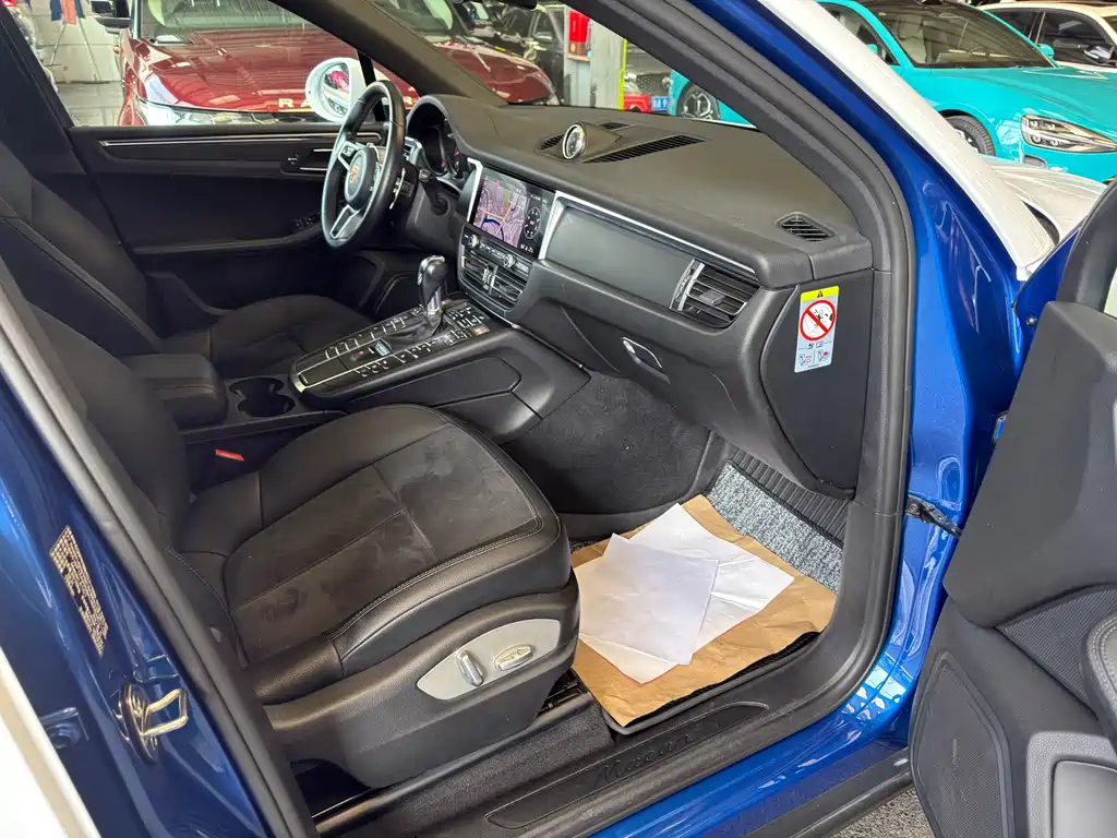 PORSCHE MACAN