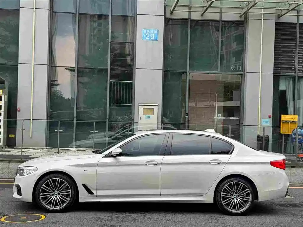 BMW 5 Series — миниатюра 2