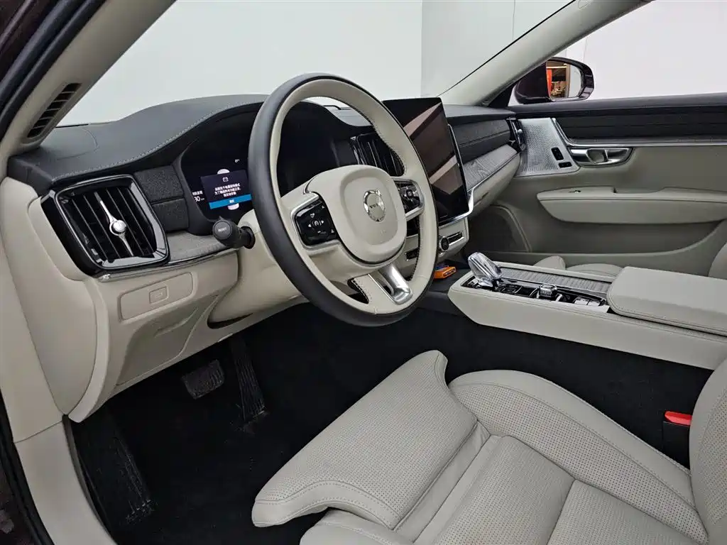Volvo S90 2026 B5 Luxury