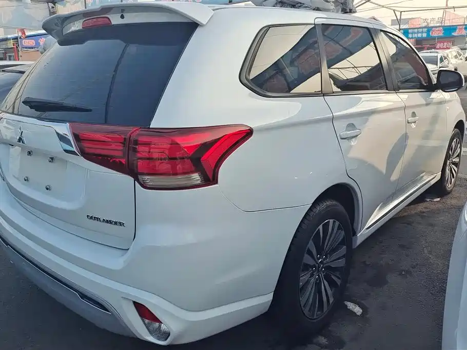 MITSUBISHI OUTLANDER