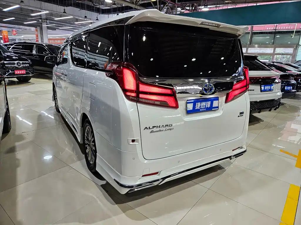 Toyota Alphard — миниатюра 6